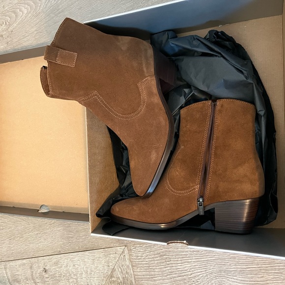 New. Never worn. Heeled Leather Boot. Size: 7 M - Picture 2 of 6